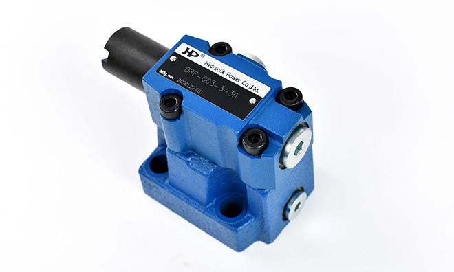 如何根據系統需求調整壓力閥的設定值？